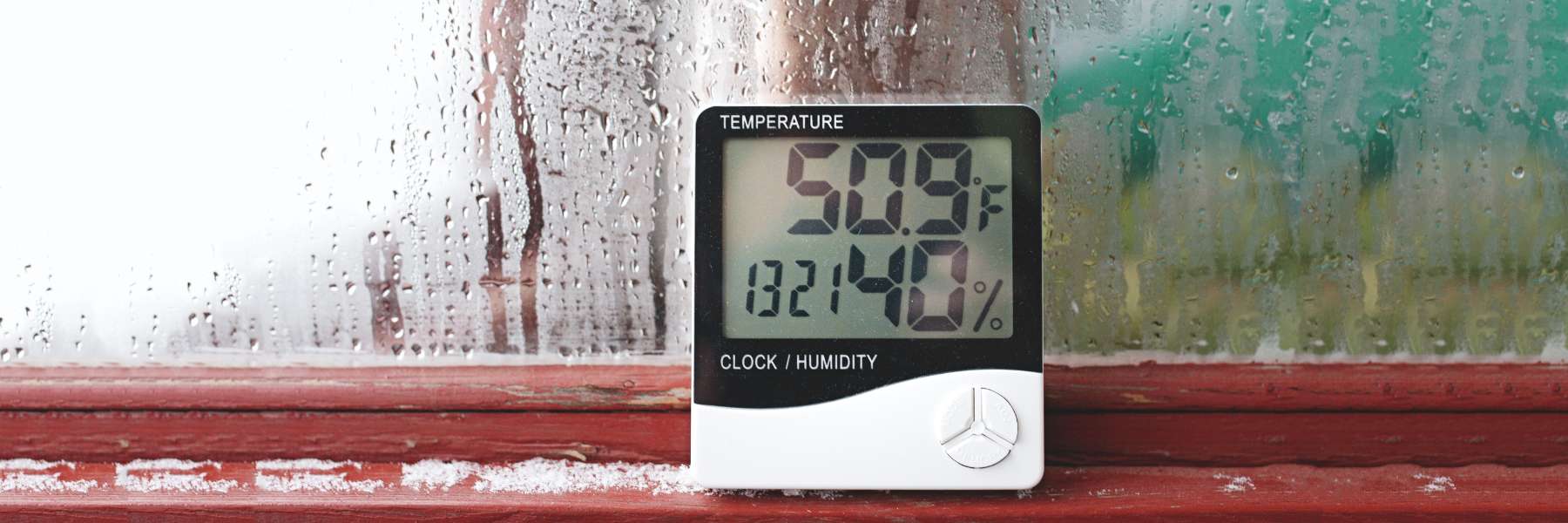 Beschlagenes Fenster und Hygrometer