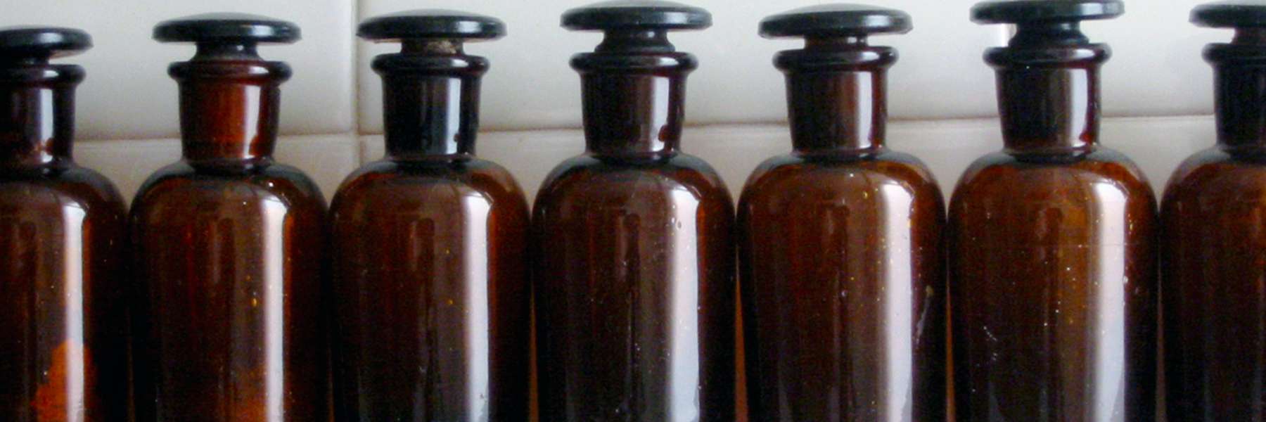 mehrere Apotheker-Gläser nebeneinander